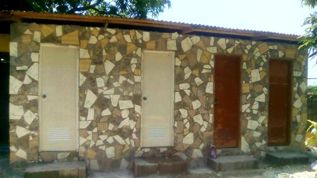 אלמינוס Traditional Filipino Transient House And Huts Near 100 Islands Wharf מראה חיצוני תמונה